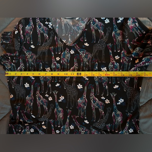 Bundle of Medium Scrub Star Scrub tops - Picture 5 of 11